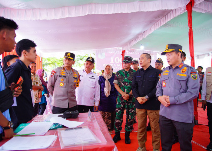 Pj Gubernur Sumsel Elen Setiadi bersama Kapolda Sumsel dan Pangdam II Sriwijaya Tinjau TPS di Muba