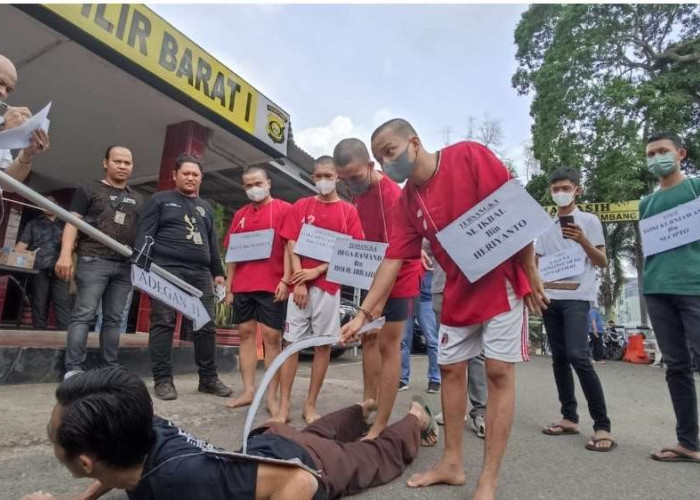 Polisi Gelar Rekontruksi Kasus Tawuran Kelompok Pemuda di Palembang, 4 Tersangka Peragakan Perannya