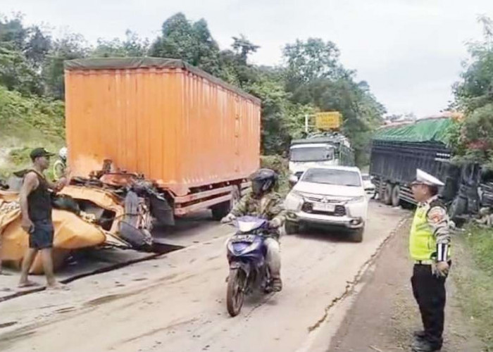 Dua Tewas dalam Tabrakan Truk di Jalintim Muba, Arus Mudik Palembang–Jambi Sempat Lumpuh