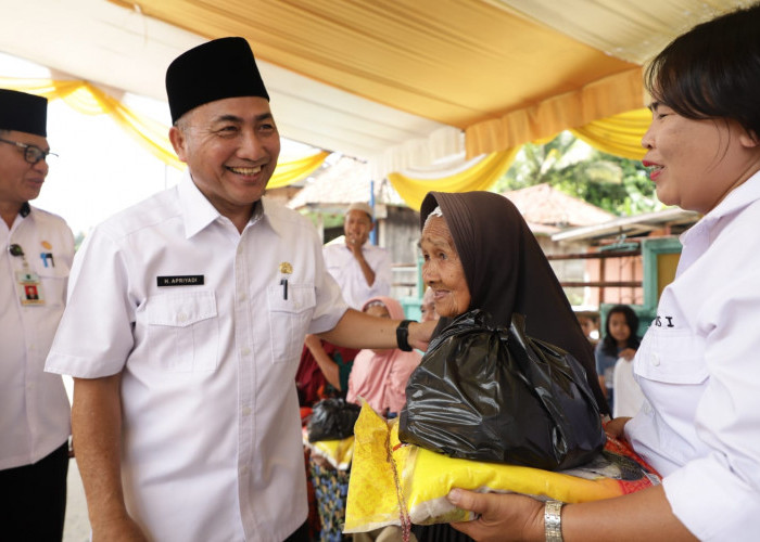 Apriadi Salurkan Bantuan, Warga Prasejahtera di Tanah Abang 