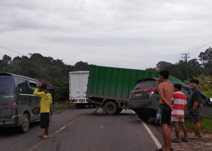 Nekat Salip di Tanjakan, Truk Cold Diesel Tabrakan dengan Innova di Jalintim Sungai Lilin