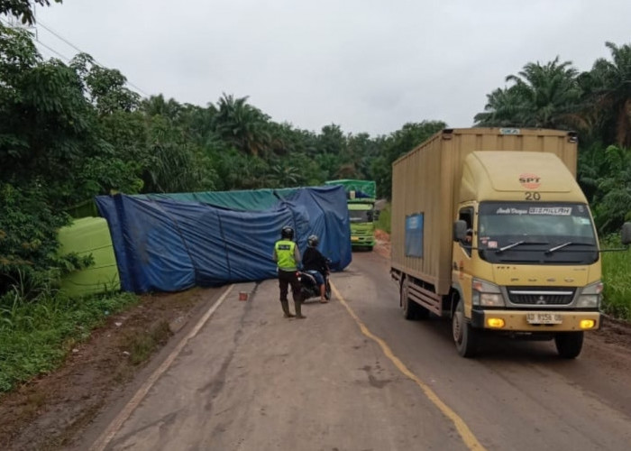 Truk Tronton Bermuatan Tisu Alami Kecelakaan di Jalintim Palembang–Jambi, Arus Lalu Lintas Sempat Macet Panjan
