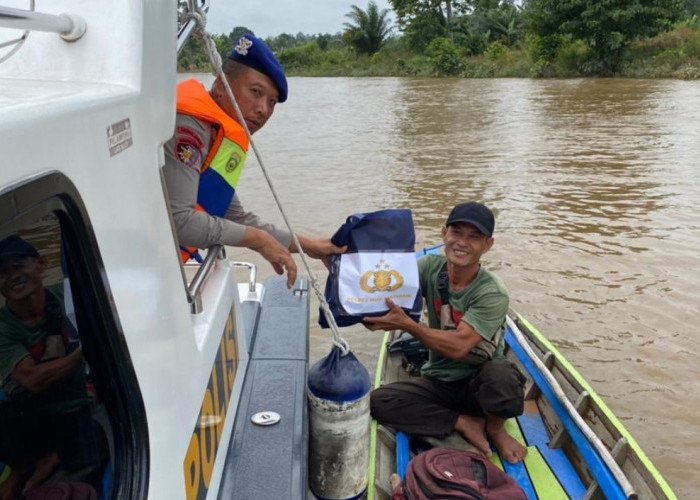 Jumat Barokah Sat Polairud Polres Muba, Nelayan Sungai Musi Terima Bantuan Sembako