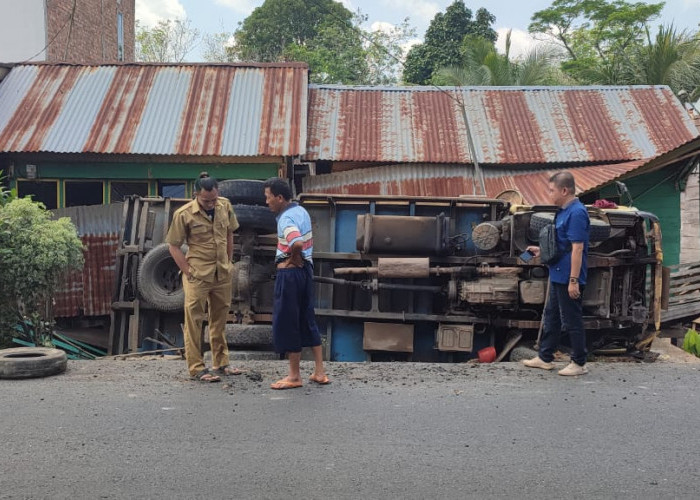 Diduga Sopir Mengantuk, Truk Batubara Hantam Tiga Rumah Warga di Desa Karang Anyar