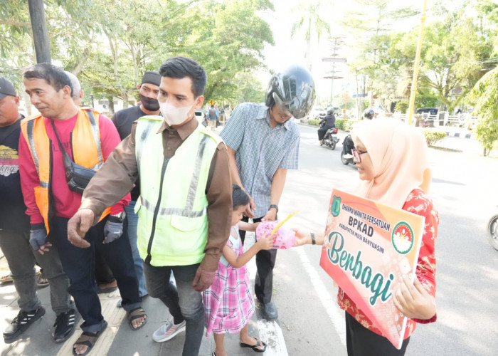 Ramadan Penuh Kepedulian, DWP BPKAD Muba Bagikan Takjil untuk Pengendara di Sekayu