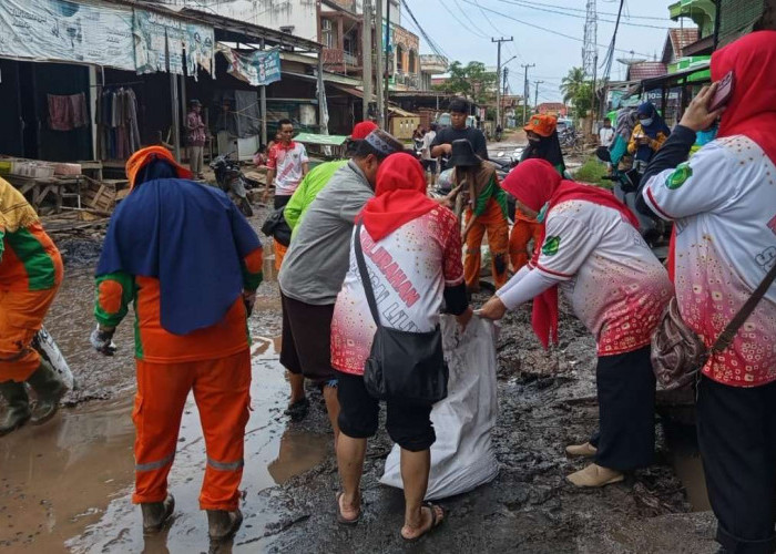 Atasi Genangan Air di Jalan Puskesmas, Pemerintah Kelurahan Sungai Lilin Gelar Gotong Royong