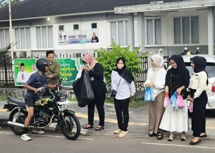 Ramadan Penuh Kepedulian, Pegawai Disnakertrans Muba Turun ke Jalan Bagikan Ratusan Takjil untuk Warga