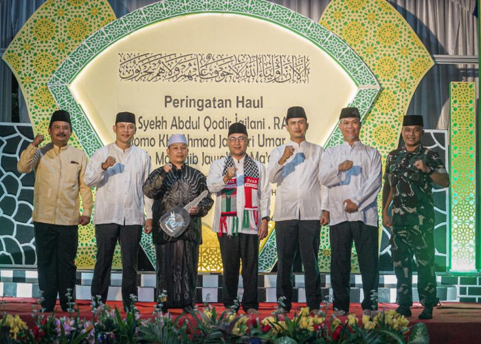 Hadiri Haul Sulthon Auliya Syekh Abdul Qodir Al-Jailani, Pj Bupati Apriyadi Sholawatan Bareng Ustadz dan Kiyai