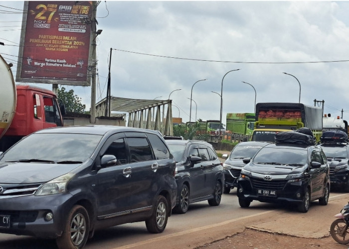 Siang Ini Arus Lalin Jalintim di Pasar Sungai Lilin Padat Merayap, Kendaraan Besar Masih Mendominasi