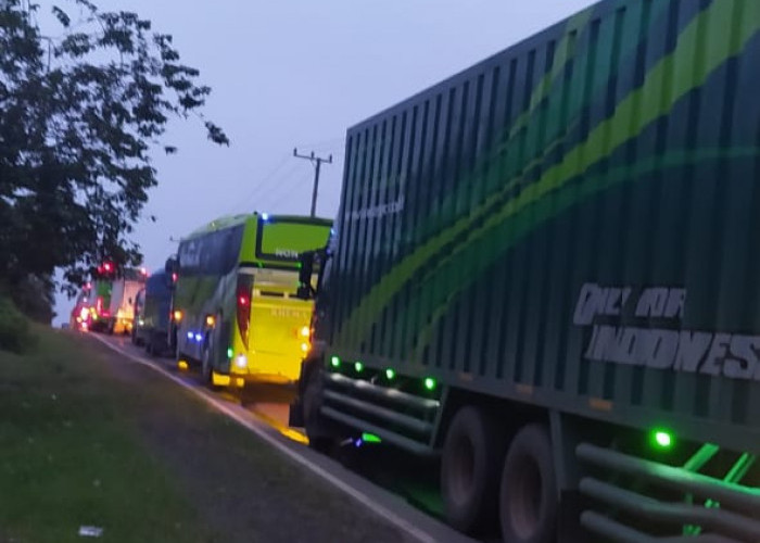 Pagi Ini, Jalintim di Tanjung Kerang Masih Macet, Dampak Kecelakaan Bus dan Truk Trailer