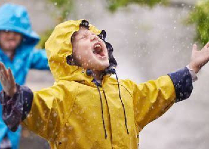Cara Menjaga Kesehatan Anak Saat Musim Hujan, Kiat Praktis untuk Orang Tua
