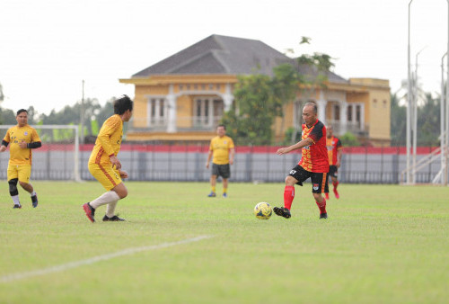 Pj Bupati Apriyadi Perkuat Muba Old Star Lawan Jurnalis FC Palembang