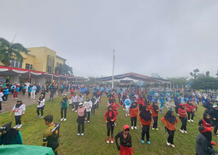 Ratusan Warga Meriahkan Senam Sehat Bersama di Halaman Kantor Camat Sungai Lilin