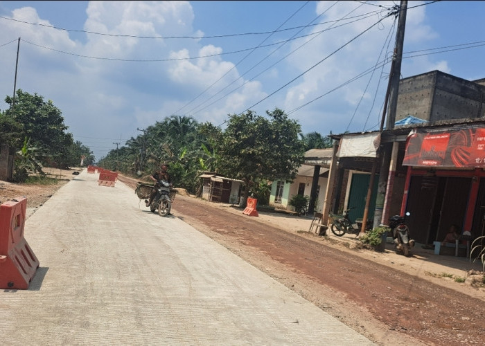 Usai Viral Diprotes, HKI Mulai Cor Jalan Talang Siku–Keluang yang Rusak Akibat Mobilitas Proyek Tol Betu