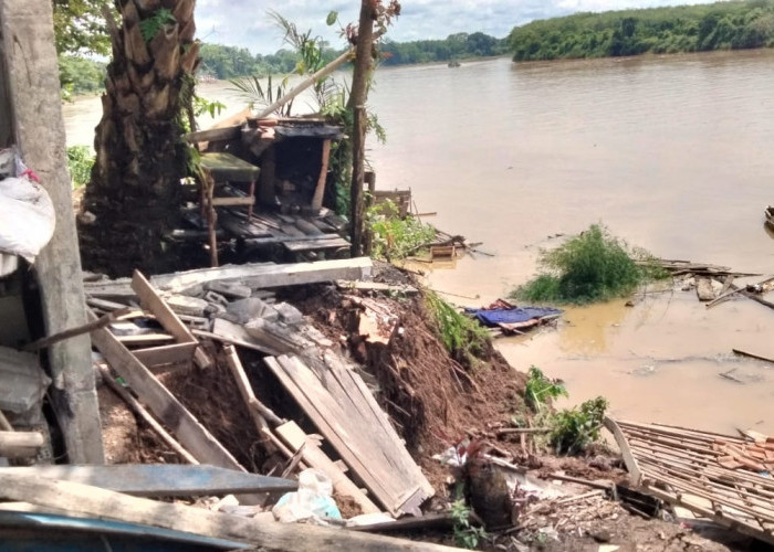 Hujan Deras,  Tiga Unit Rumah di Sekayu Rusak Berat akibat Longsor 