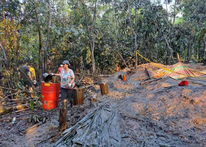 Semburan Minyak Sudah Berhenti, Puluhan Warga Masih Mengambil Sisa Minyak