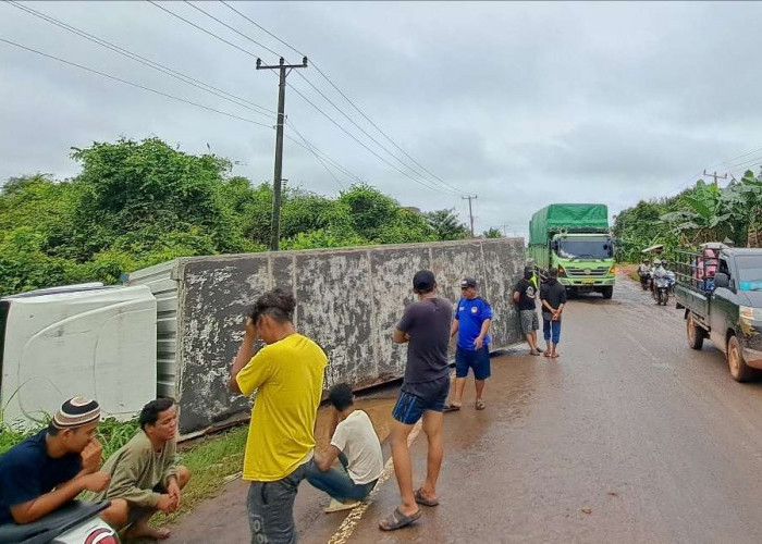 Terkejut Jalan Rusak di Jalintim Sungai Lilin, Mobil Box Paket Terbalik, Arus Lalu Lintas Macet Panjang