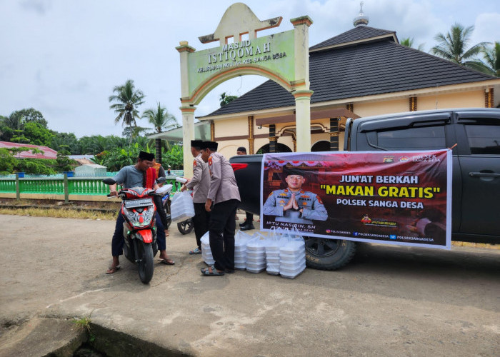 Polsek Sanga Desa Bagikan Ratusan Nasi Kotak Untuk Jamaah Masjid Istiqomah Kelurahan Ngulak