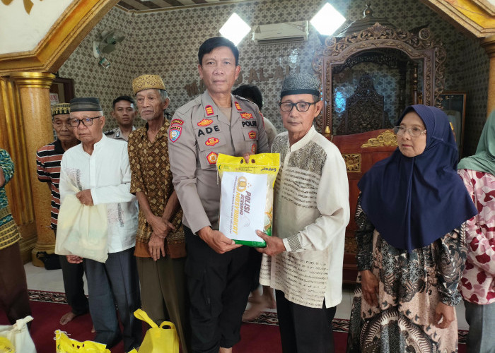Sambut HUT ke-75 Humas Polri, Polres Muba Bersihkan Rumah Ibadah dan Bagikan Sembako