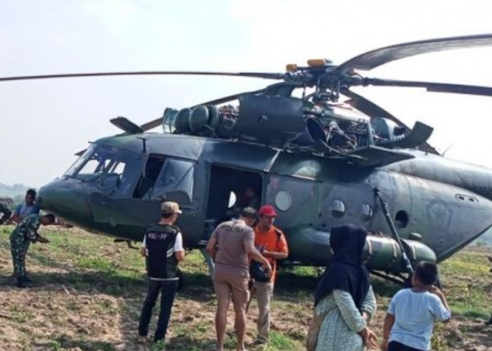 Helikopter TNI AD yang mendarat darurat di area persawahan Daerah Blora