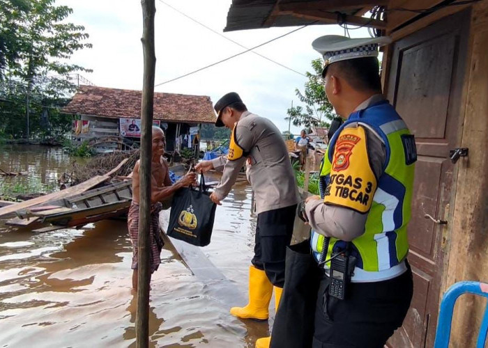 Akhir Pekan, Kapolres Muba Didampingi Kasatlantas Blusukan Beri Bantuan Korban Banjir