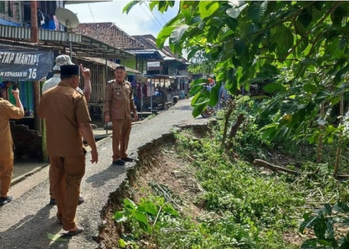 Akses Warga Terputus Akibat Longsor, Camat Sanga Desa Turun Langsung Cek Jalan Rusak di Ngulak 1
