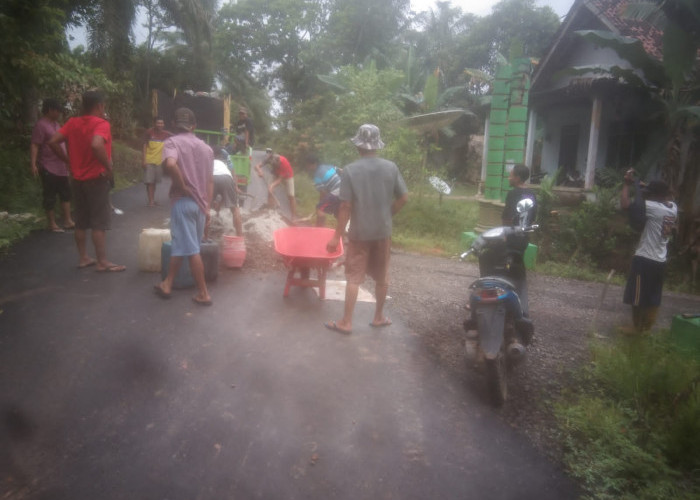 Membanggakan, Warga Desa Mekar Jadi Tiap Minggu Gelar Gotong Royong Benahi Infrastruktur Desa