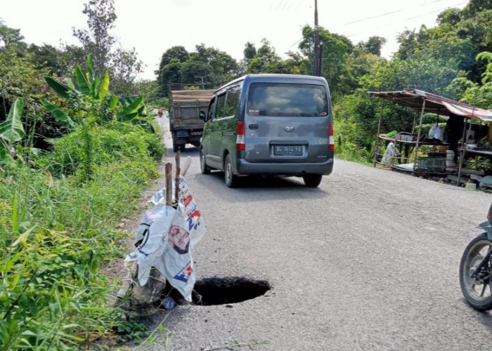 Hati-hati, Ada Lobang Menyerupai Sumur Ditengah jalan Sekayu - Sungai Keruh