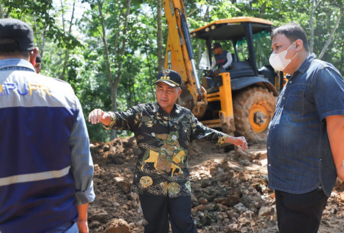 Pj Bupati Terjun Langsung Cek Jalan Rusak di Jirak Jaya
