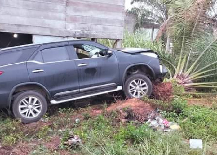 Kecelakaan di Tikungan Pangeran Sanga Desa, Mobil Fortuner Hantam Batang Sawit