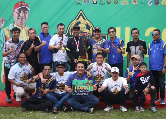 Pj Bupati H Apriyadi Serahkan Piala Kejuaraan Daerah Sepak Bola Bupati Cup 2022