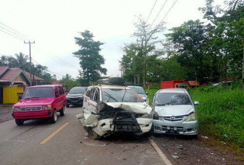 3 Kendaraan Terlibat Kecelakaan di Sukamaju, Dua korban Luka 