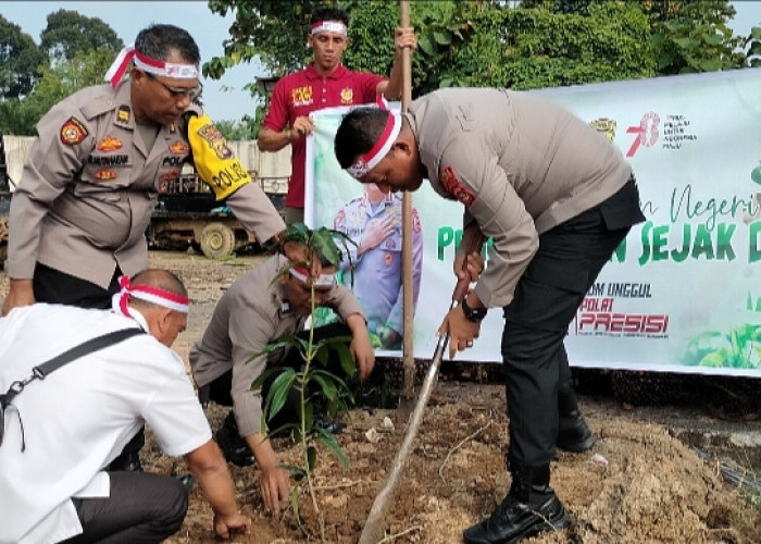 Polsek Sanga Desa Tanam 200 Bibit Pohon, IPTU Nasirin : Biar Anak Cucu Kita Rasakan Manfaatnya