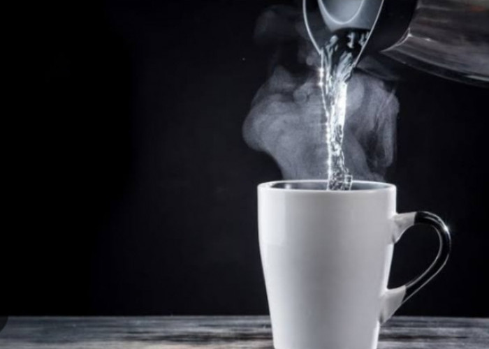 Jangan Terlalu Sering! Ini Dia 5 Efek Negatif Minum Air Panas Bagi Kesehatan Tubuh