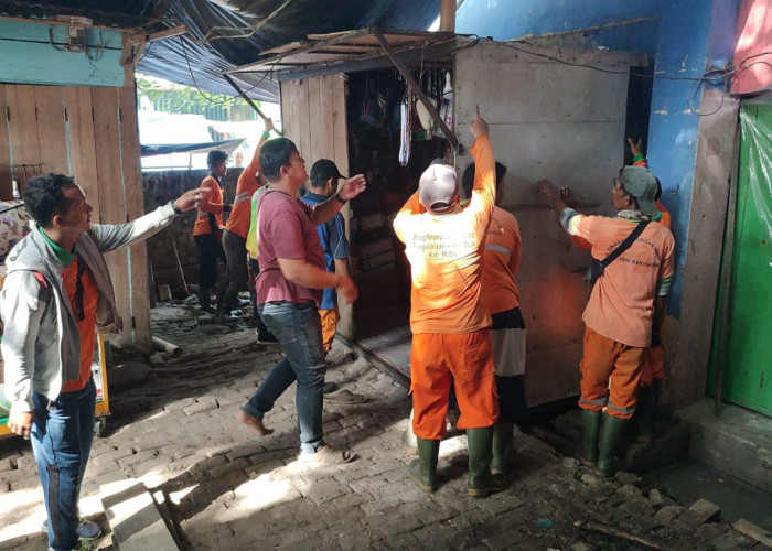 DLH Gotong Royong Bersihkan Pasar Perjuangan Sekayu, Ajak Para Pedagang Menjaga Kebersihan