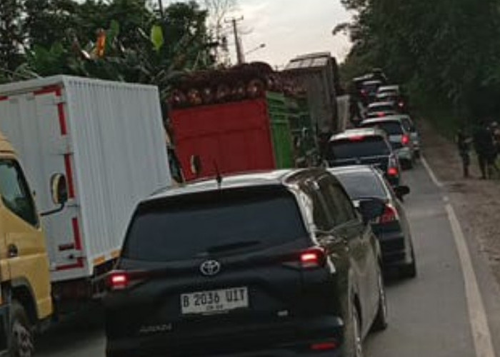 Truk Trailer Terguling di Jalintim Bayung Lencir Picu Macet Puluhan Kilometer