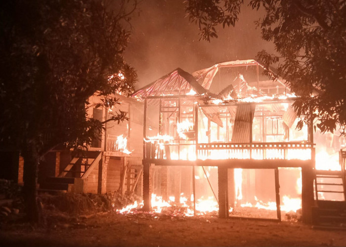 Sedang Tertidur Api Tiba-Tiba Muncul, 4 Rumah Warga di Jirak Jaya Terbakar