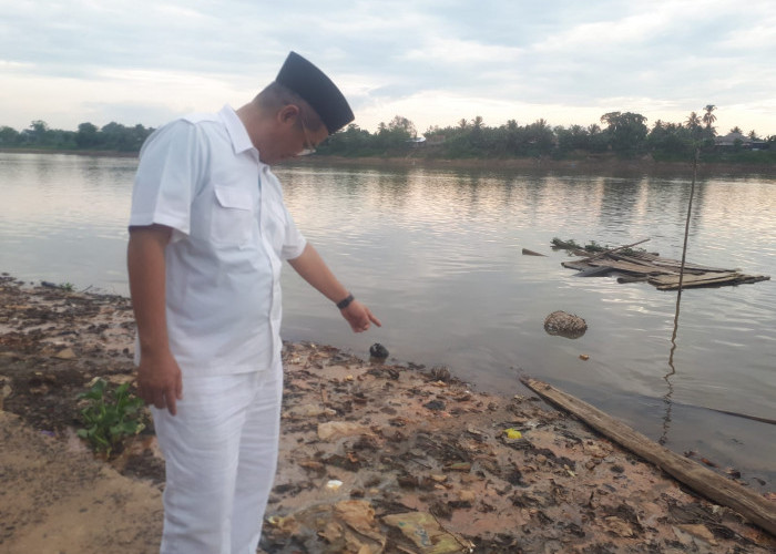 Anggota DPRD Muba, Soroti Sampah di Bantaran Sungai Musi, Minta Dinas Terkait Melakukan Pembersihan 