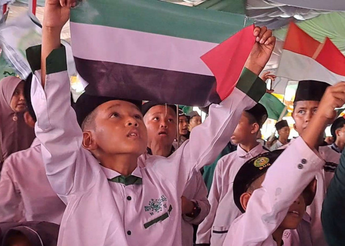 Di Momen Hari Santri, Pj Bupati Apriyadi Bareng Kiyai dan Ribuan Santri di Muba Doakan Palestina