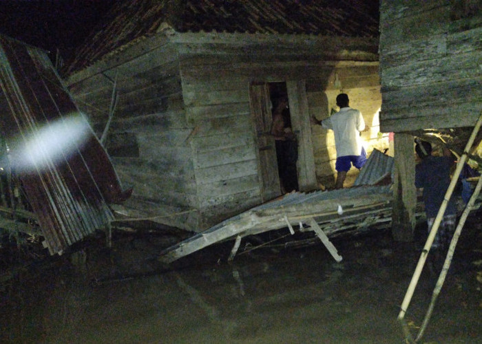Struktur Tanah Berubah Pasca Banjir, Sebabkan Rumah Warga Desa Teluk Kijing 1 Roboh