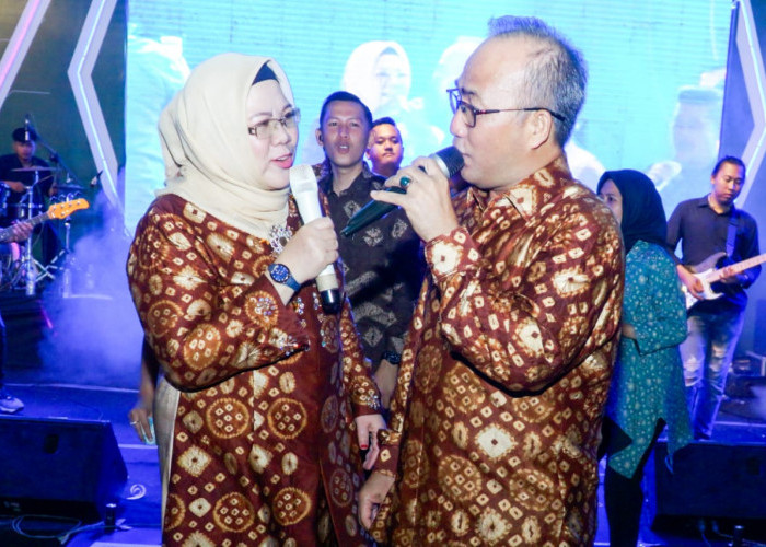 Duet Bareng Duo Anggrek, Pj Bupati Apriyadi Hibur Para Penonton, Nyanyikan Dua Lagu, Mesra Gandeng Sang Istri 