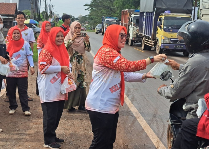 Pemerintah Kelurahan Sungai Lilin Bagikan 100 Paket Takjil Kepada Warga