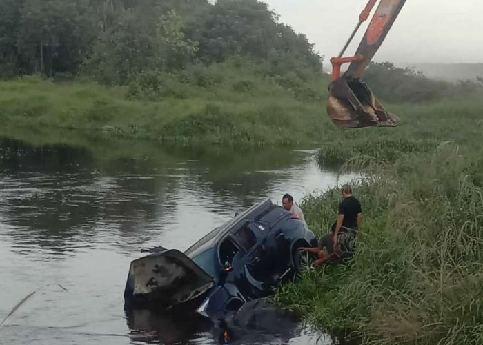 Mobil Ketua DPRD Tanjab Barat Jambi Kecelakaan, Masuk Dalam Parit Perusahaan