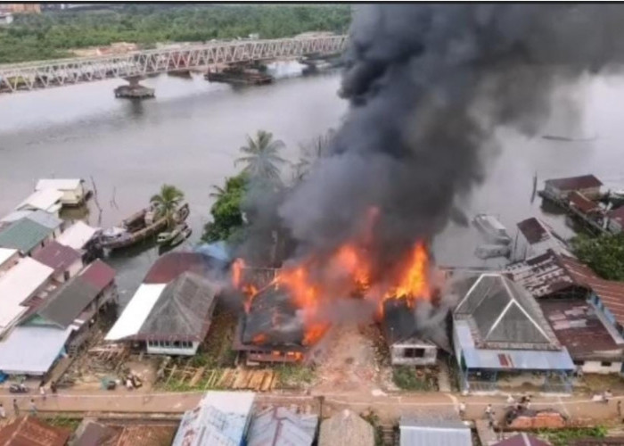 Kebakaran Hebat di Gasing, 6 Rumah dan Gudang BBM Terbakar 