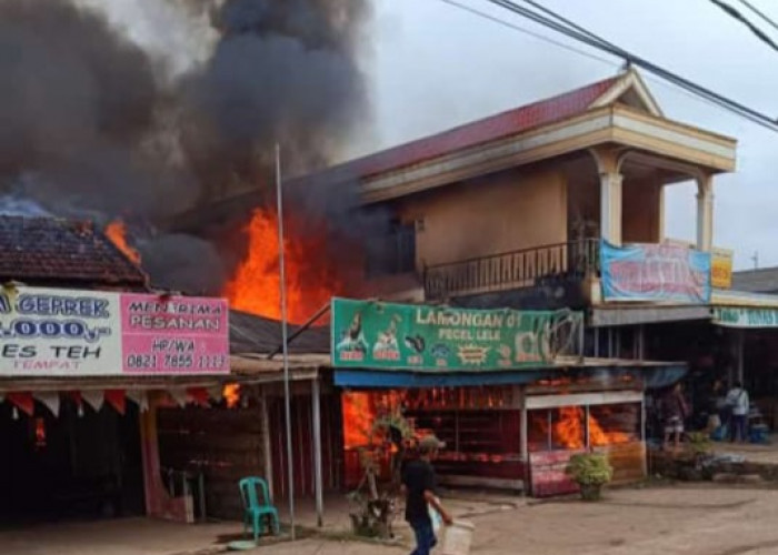 Cerita Detik-detik Kebakaran Yang Menghanguskan 2 Rumah Makan di Sungai Lilin