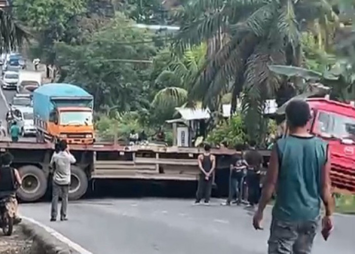 Truk Trailer Gagal Menanjak di Jalintim Bayung Lencir, Badan Jalan Tertutup dan Lalu Lintas Terganggu