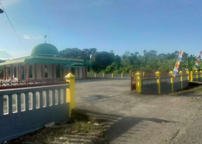 Jelang Lebaran Idul Fitri, Warga Desa Ngunang Percantik Masjid