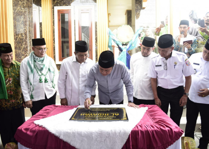 Resmikan Masjid di Banyuasin, Herman Deru Disambut  Sukacita Oleh Anggota Muslimat NU 