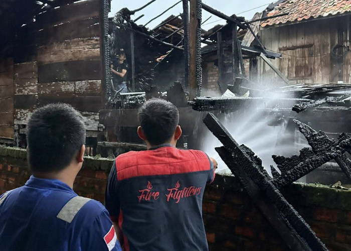 Kebakaran di Desa Muara Punjung, Satu Unit Rumah Hangus Terbakar  