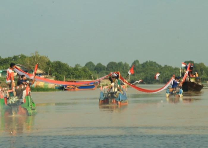 Kecamatan Bayung Lencir  Bentangkan Bendera Merah Putih 177 Meter di Sungai Lalan